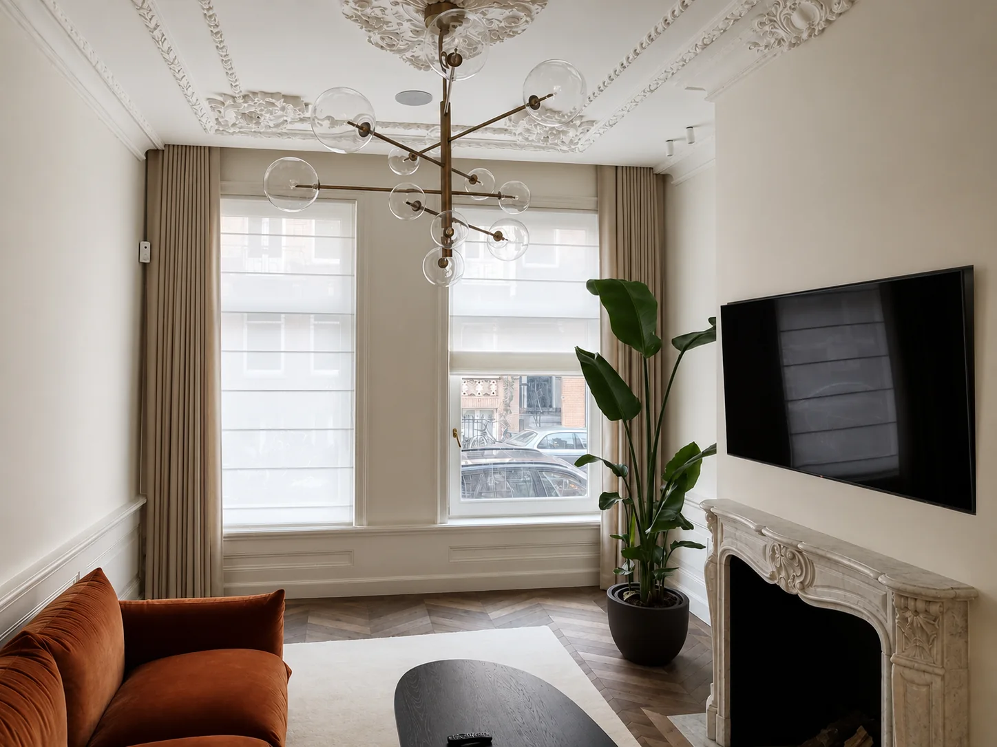 Elektrische gordijnen en vouwgordijnen in een klassiek interieur