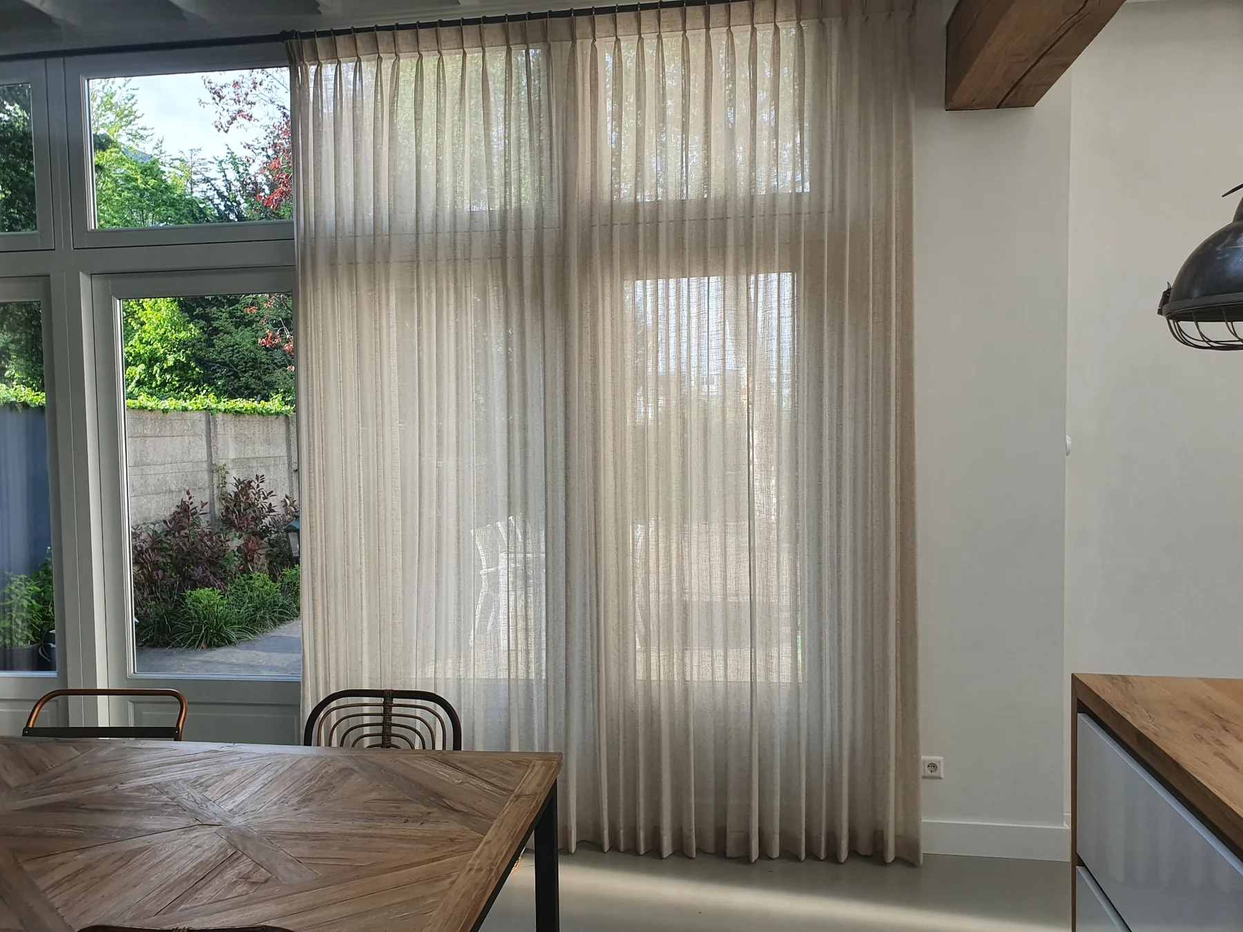 Elektrische vitrage en inbetween gordijnen in een moderne woonkamer