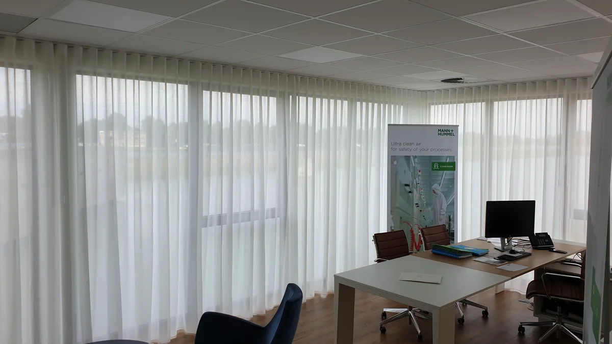 Elektrische wavegordijnen bij een brede raamopening