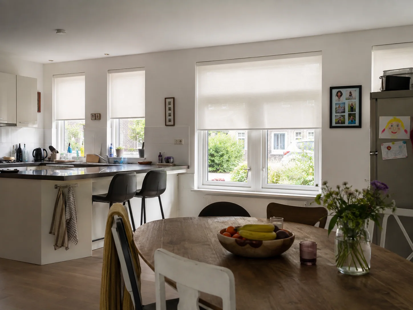 Elektrische witte rolgordijnen in keuken en eetkamer