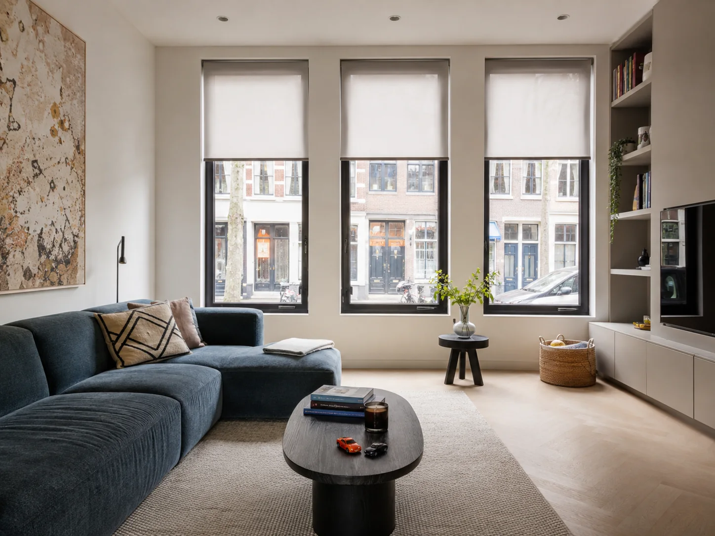 Lichtdoorlatende elektrische rolgordijnen in een woonkamer