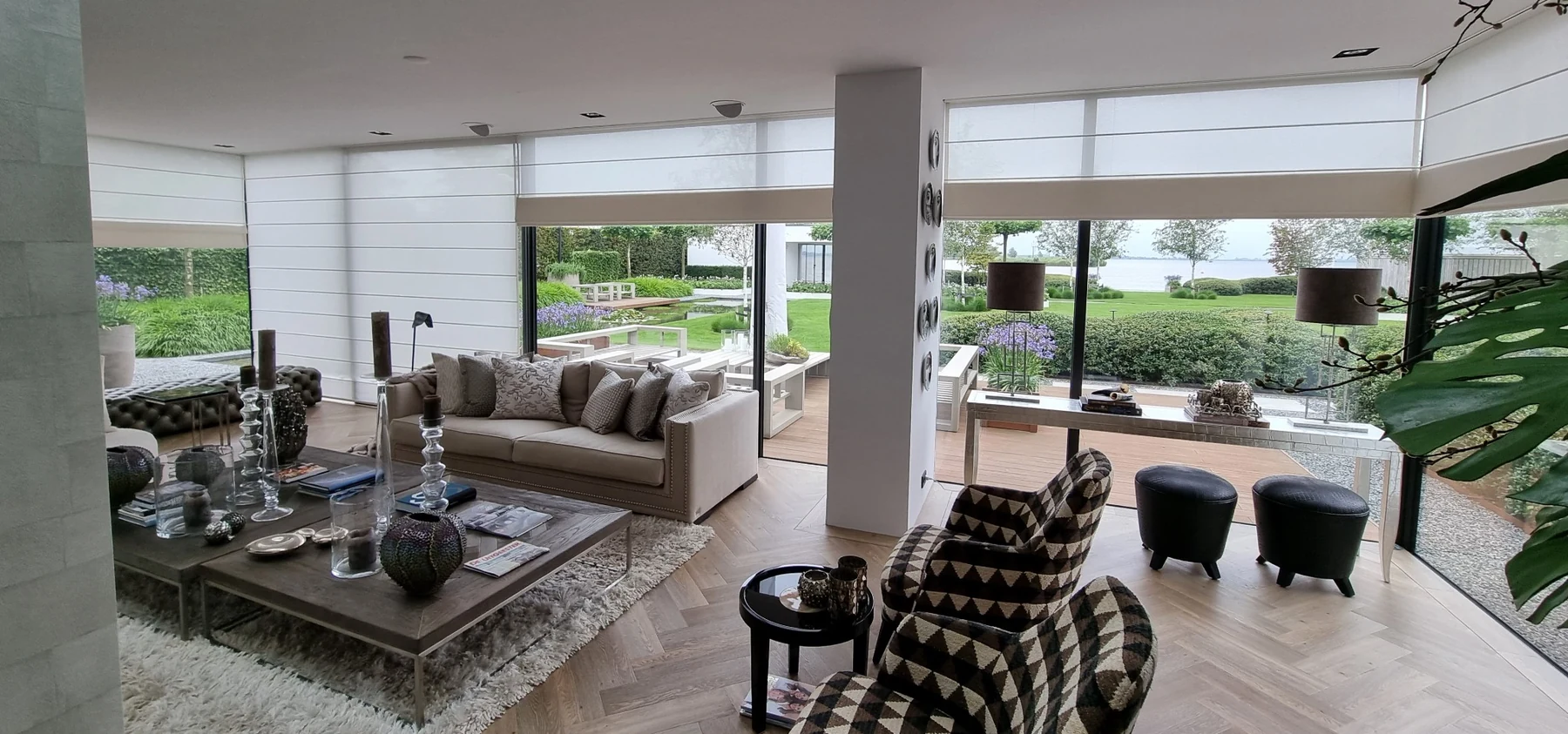 Elektrische vouwgordijnen in een lichte woonkamer